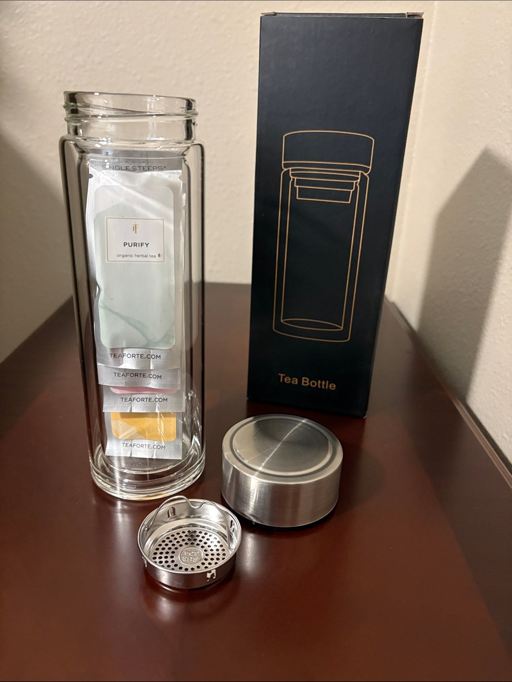 NIB Double-Wall Glass Infuser Tea Bottle with Stainless Lid - Clear - Picture 4 of 4